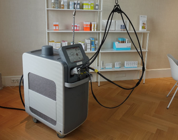 De GentleMax Pro laser in de behandelkamer van HU!D